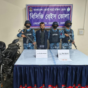ভোলায় কোস্ট গার্ডের অভিযানে মাদক কারবারি আটক