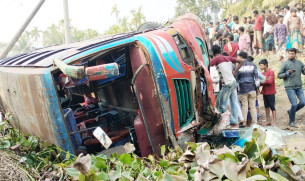 লালমোহনে বাস চাপায় মা-ছেলেসহ নিহত-৩