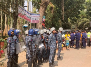 লালমোহন হাজিরহাট বাজারে হ্যাঁ ও না ভোটকে কেন্দ্ৰ করে বিএনপি ও জামায়াতের মুখোমুিখি অবস্থান