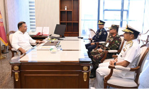 প্রধানমন্ত্রীর সঙ্গে তিন বাহিনী প্রধানের সাক্ষাৎ