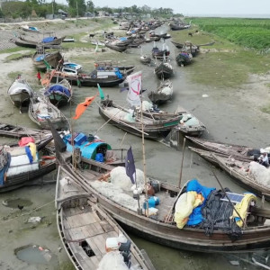দুই মাসের নিষেধাজ্ঞা শেষ হচ্ছে ভোলায় তেলের সংকটে নদীতে নামতে পারছেন না জেলেরা