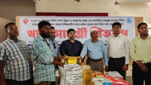 ভোলায় ১৩ হাজার জেলের মাঝে খাদ্য সামগ্রী বিতরণ