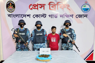 ভোলায় কোস্ট গার্ডের অভিযানে গাঁজাসহ মাদক কারবারি আটক