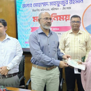 ভোলায় দুস্থ ও প্রতিবন্ধীদের মাঝে অনুদানের চেক বিতরণ