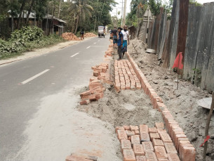 লালমোহনে সড়ক সম্প্রসারণে অনিয়মের অভিযোগ