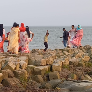 ভোলার নদীর পাড়ে বৈশাখী আনন্দ হাজারো মানুষের মিলনমেলা