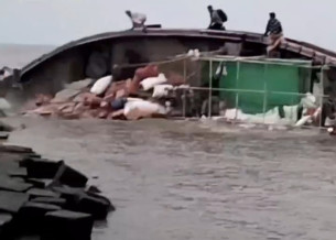 মনপুরা-তজুমুদ্দিন নৌরুটে চলাচালকারী যাত্রীসহ পণ্য বোঝাই ট্রলার ডুবি