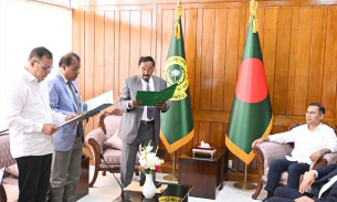 প্রধানমন্ত্রীর উপস্থিতিতে নবনির্বাচিত দুই এমপির শপথ গ্রহণ