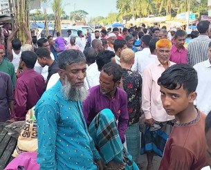 যে হাটে বিক্রি হয় মানুষের হাড়ভাঙা শ্রম
