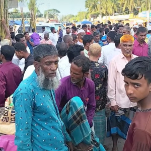 যে হাটে বিক্রি হয় মানুষের হাড়ভাঙা শ্রম