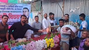 ভোলার ভেদুরিয়ায় শ্রমিক কল্যাণ সমিতির ঈদ সামগ্রী বিতরণ