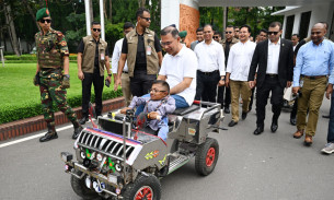 কলেজ শিক্ষার্থী ওয়াকিমুলের তৈরি স্মার্ট কারে চড়লেন প্রধানমন্ত্রী