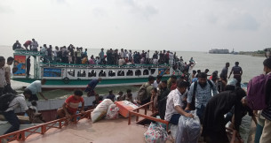 ঈদযাত্রায় ইলিশা-মৌজুচৌধুরীহাট নৌপথে যাত্রীদের দুর্ভোগ