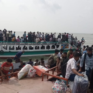 ঈদযাত্রায় ইলিশা-মজুচৌধুরীহাট নৌপথে দুর্ভোগ, ঝুঁকি নিয়ে স্পিডবোট-ট্রলারে পারাপার