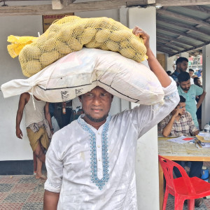 চরফ্যাশনে ২ হাজার প্রান্তিক জেলেকে খাদ্য সহায়তা প্রদান