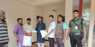 লালমোহনে অসহায় ও দুস্থদের জন্য দাফন কাপনের সামগ্রী বিতরণ