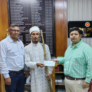 ভোলায় দুই অসহায় ব্যক্তিকে চিকিৎসা সহায়তার চেক প্রদান