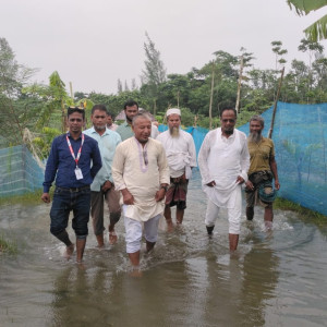 মনপুরায় বানভাসি মানুষের  মাঝে তীব্র খাবারের সংকট