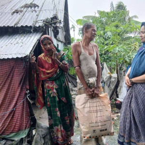 উপকূলের অসহায় মানুষের মাঝে ত্রাণ বিতরণ করলেন মানবিক ইউএনও রুমানা আফরোজ