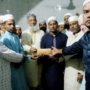 তজুমদ্দিনে অসুস্থ ইমামকে অনুদান দিলেন ইমাম মুয়াজ্জিন কল্যাণ সংগঠন