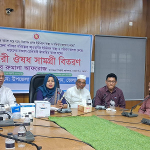 চরফ্যাশনে নিরাপদ প্রসব নিশ্চিতে ইউনিয়ন স্বাস্থ্য কেন্দ্রে জরুরি ওষুধ বিতরণ