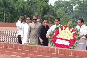 জাতীয় স্মৃতিসৌধে শ্রদ্ধা জানালেন তথ্যমন্ত্রী আন্দালিব রহমান পার্থ