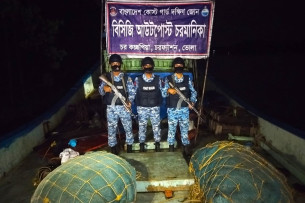 চরফ্যাশনে ভারতীয় অবৈধ ট্রলিং বোট ও ১১ জাল জব্দ