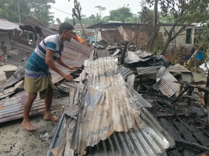 ভোলার ভেদুরিয়াতে আগুনে ৫ দোকান ভস্মীভূত