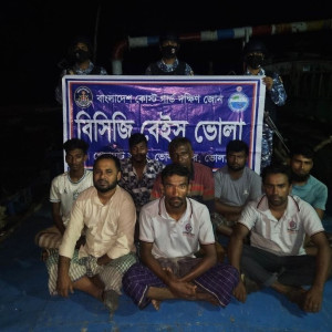 ভোলায় অবৈধভাবে বালু উত্তোলন করায় ড্রেজার বাল্কহেডসহ আটক - ৮