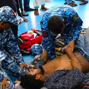 ভোলায় লঞ্চে অসুস্থ যাত্রীকে কোস্ট গার্ডের চিকিৎসা সহায়তা