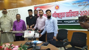 ডেঙ্গু ঠেকাতে লালমোহনের ৯ ইউনিয়নে মশা নিধন মেশিন বিতরণ