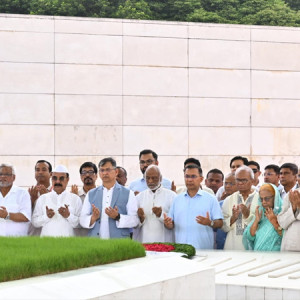 বিএনপির প্রতিষ্ঠাবার্ষিকী উপলক্ষে বাবা-মায়ের কবরে প্রধানমন্ত্রীর শ্রদ্ধা