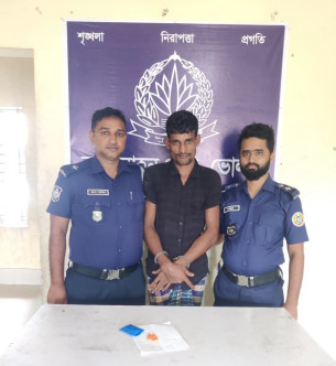 লালমোহনে ৫০ পিস ইয়াবাসহ যুবক গ্রেপ্তার