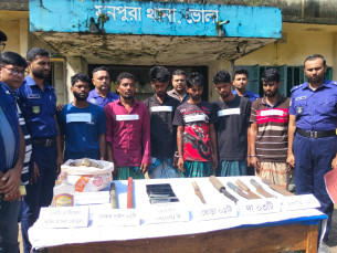 মনপুরায় মেঘনায় ডাকাতির সময় দেশীয় অস্ত্রসহ ৬ জলদস্যু আটক, থানায় মামলা