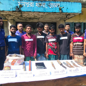 মনপুরায় মেঘনায় ডাকাতির সময় দেশীয় অস্ত্রসহ ৬ জলদস্যু আটক, থানায় মামলা