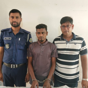 মনপুরায় নিষিদ্ধ ইয়াবাসহ এক ব্যবসায়ী আটক