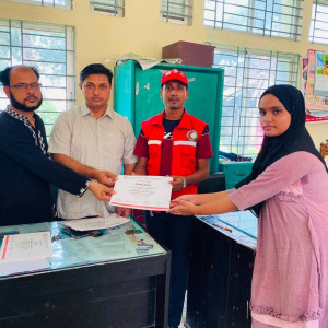 লালমোহনে রেডক্রিসেন্টের প্রাথমিক চিকিৎসা প্রশিক্ষণার্থীদের সনদ বিতরণ
