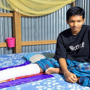পঙ্গু সন্তানের চিকিৎসার সহায়তার জন্য অসহায় বাবার আকুতি
