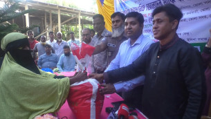 অনিবন্ধিত জেলেদের মাঝে ভোলায় স্বেচ্ছাসেবী সংগঠনের উদ্যোগে খাদ্য সহায়তা বিতরণ