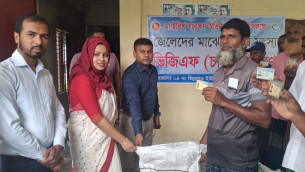 চরফ্যাশনে উপকূলীয় জেলেদের মাঝে খাদ্যসহায়তা বিতরণ
