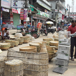 প্লাস্টিক পণ্যের দাপটে চ্যালেঞ্জের মুখে চরফ্যাশনে বাঁশ পণ্যের কুটিরশিল্প