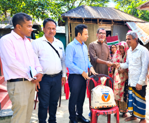 দৌলতখানে অন্ধ প্রতিবন্ধী পরিবারের পাশে ইউএনও, দিলেন আর্থিক সহায়তা ও খাদ্যসামগ্রী
