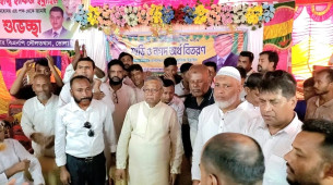 দুর্গা পূজা উপলক্ষে সনাতন ধর্মাবলম্বীদের মাঝে দৌলতখানে শাড়ি ও নগদ অর্থ বিতরণ করলেন এমপি হাফিজ ইব্রাহিম