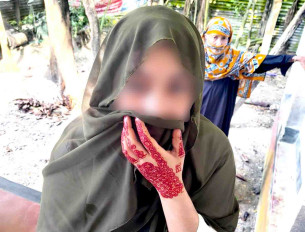 দৌলতখানে বিয়ের দাবীতে প্রেমিকের বাড়িতে নারীর অনশন