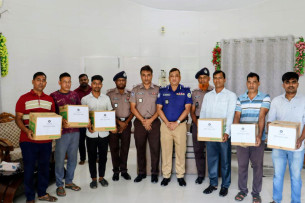 ভোলায় সনাতন ধর্মাবলম্বীদের মাঝে দুর্গাপূজার শুভেচ্ছা সামগ্রী বিতরণ