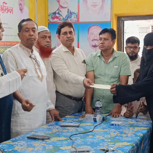 লালমোহনে ১৯০ অসহায় পরিবার পেল ১৯ লাখ টাকার আর্থিক সহায়তা