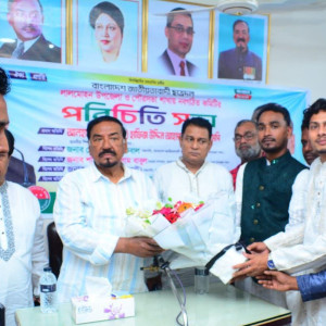 লালমোহনে স্পিকারকে ছাত্রদলের নেতৃবৃন্দের ফুলেল শুভেচ্ছা