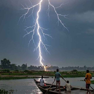 বজ্রপাতে ৬ জনের মৃত্যু