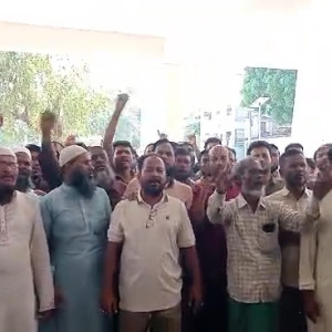 মনপুরায় ব্যবসায়ীদের বিক্ষোভ-মিছিল ও অবস্থান কর্মসূচী পালন